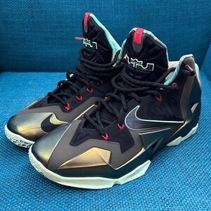 Men's Nike LeBron 11 “Kings Pride” Basketball Sneakers Size 9